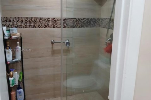 House in Hialeah, Florida 2 bedrooms, 92.07 sq.m. № 2042090 - photo 16