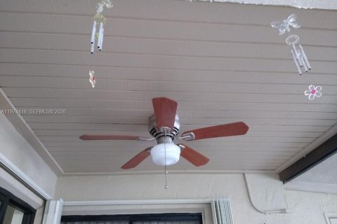 House in Hialeah, Florida 2 bedrooms, 92.07 sq.m. № 2042090 - photo 9