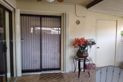 House in Hialeah, Florida 2 bedrooms, 92.07 sq.m. № 2042090 - photo 12