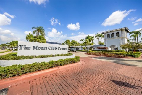 House in Hialeah, Florida 2 bedrooms, 92.07 sq.m. № 2042090 - photo 2