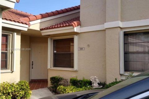 House in Hialeah, Florida 2 bedrooms, 92.07 sq.m. № 2042090 - photo 7