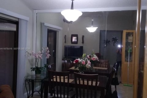 House in Hialeah, Florida 2 bedrooms, 92.07 sq.m. № 2042090 - photo 17