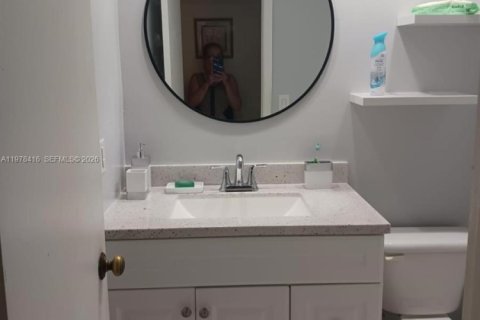 House in Hialeah, Florida 2 bedrooms, 92.07 sq.m. № 2042090 - photo 10