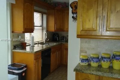 House in Hialeah, Florida 2 bedrooms, 92.07 sq.m. № 2042090 - photo 13