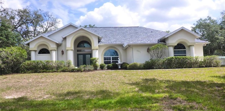 House in Weeki Wachee, Florida 4 bedrooms, 231.79 sq.m. № 1746343