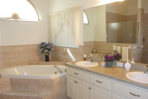 House in Weeki Wachee, Florida 4 bedrooms, 231.79 sq.m. № 1746343 - photo 9