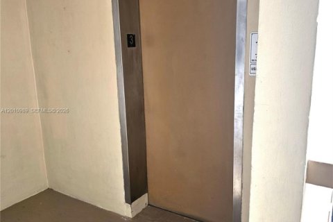 Снять в аренду кондоминиум в Халландейл-Бич, Флорида 2 спальни, 93.83м2, № 2091167 - фото 18