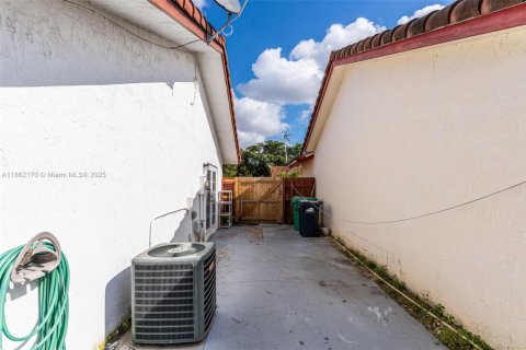 House in Miami, Florida 3 bedrooms, 141.95 sq.m. № 1891113 - photo 23