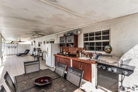 House in Miami, Florida 3 bedrooms, 141.95 sq.m. № 1891113 - photo 22