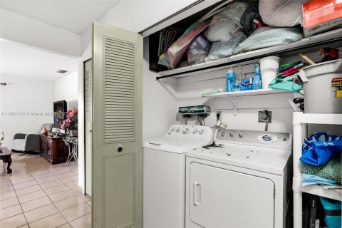 House in Miami, Florida 3 bedrooms, 141.95 sq.m. № 1891113 - photo 19