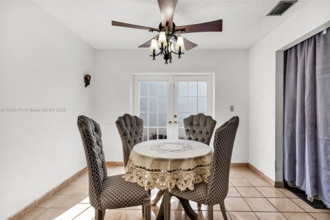 House in Miami, Florida 3 bedrooms, 141.95 sq.m. № 1891113 - photo 11