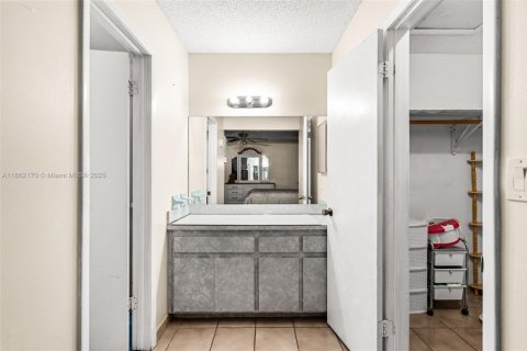 House in Miami, Florida 3 bedrooms, 141.95 sq.m. № 1891113 - photo 15
