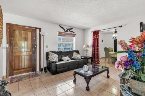 House in Miami, Florida 3 bedrooms, 141.95 sq.m. № 1891113 - photo 6