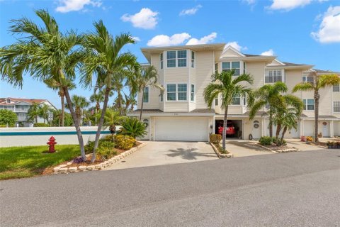 Townhouse in Saint Pete Beach, Florida 3 bedrooms, 219.81 sq.m. № 1757620 - photo 17