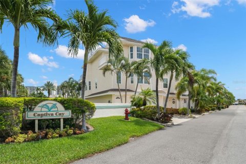 Townhouse in Saint Pete Beach, Florida 3 bedrooms, 219.81 sq.m. № 1757620 - photo 1