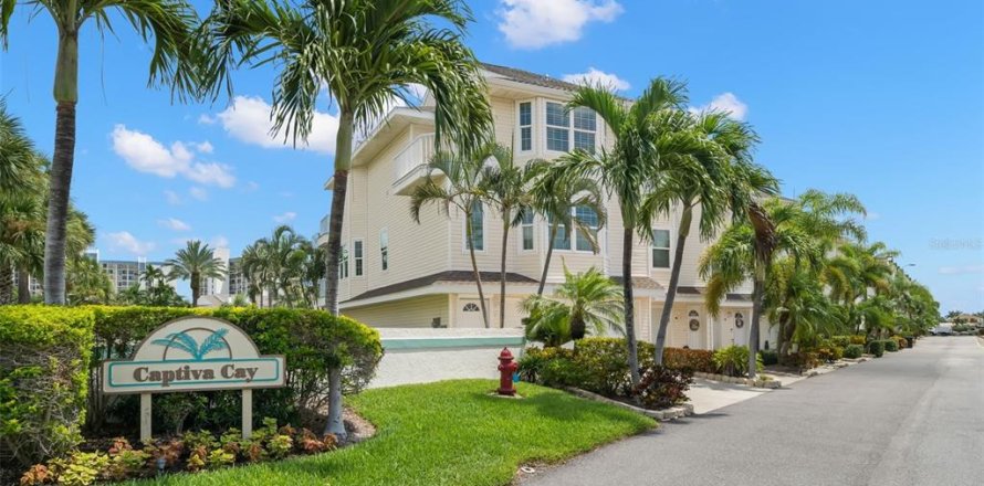 Townhouse in Saint Pete Beach, Florida 3 bedrooms, 219.81 sq.m. № 1757620