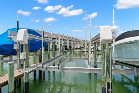 Townhouse in Saint Pete Beach, Florida 3 bedrooms, 219.81 sq.m. № 1757620 - photo 15