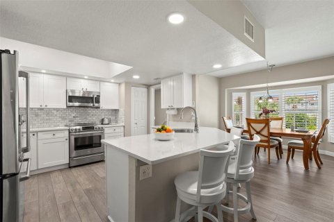 Townhouse in Saint Pete Beach, Florida 3 bedrooms, 219.81 sq.m. № 1757620 - photo 21