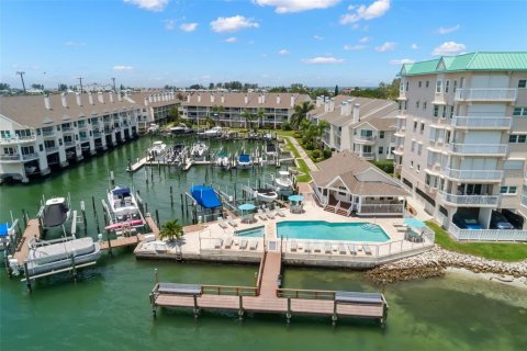 Townhouse in Saint Pete Beach, Florida 3 bedrooms, 219.81 sq.m. № 1757620 - photo 14