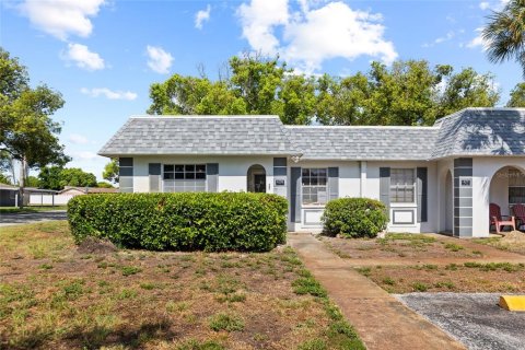 Condominio en New Port Richey, Florida, 2 dormitorios № 2239290
