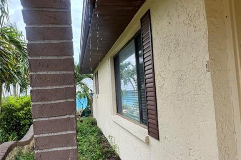 House in Apollo Beach, Florida 3 bedrooms, 170.1 sq.m. № 1844848 - photo 2