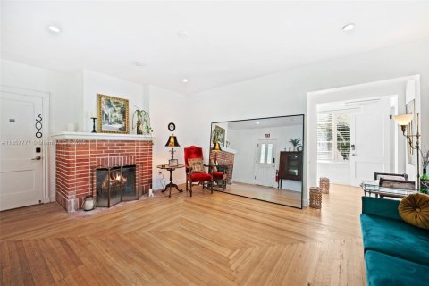 Commercial property in Coral Gables, Florida 290.6 sq.m. № 1960492 - photo 9