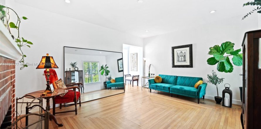 Commercial property in Coral Gables, Florida 290.6 sq.m. № 1960492