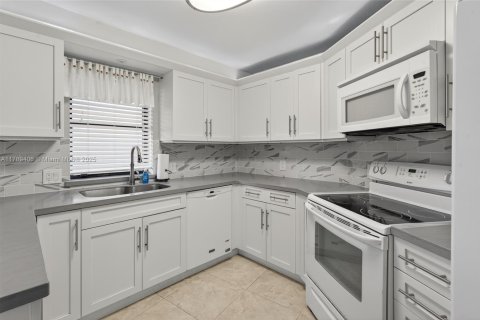 Condo in Tequesta, Florida, 3 bedrooms  № 1936535 - photo 17