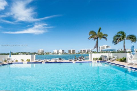 Condo in Tequesta, Florida, 3 bedrooms  № 1936535 - photo 19