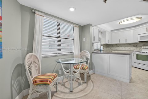 Condo in Tequesta, Florida, 3 bedrooms  № 1936535 - photo 15