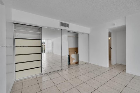 Condo in Hallandale Beach, Florida, 2 bedrooms  № 1708649 - photo 11