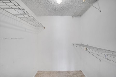 Condo in Hallandale Beach, Florida, 2 bedrooms  № 1708649 - photo 23
