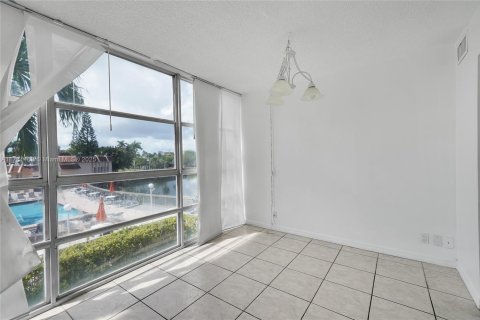 Condo in Hallandale Beach, Florida, 2 bedrooms  № 1708649 - photo 17