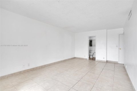Condo in Hallandale Beach, Florida, 2 bedrooms  № 1708649 - photo 20