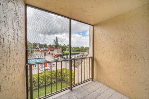 Condo in Hallandale Beach, Florida, 2 bedrooms  № 1708649 - photo 24