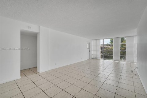 Condo in Hallandale Beach, Florida, 2 bedrooms  № 1708649 - photo 12
