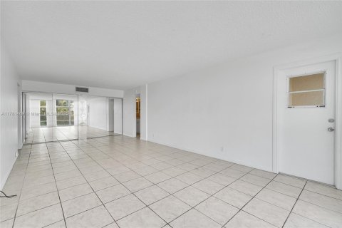 Condo in Hallandale Beach, Florida, 2 bedrooms  № 1708649 - photo 15