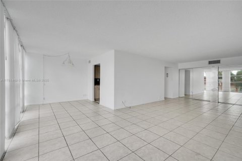 Condo in Hallandale Beach, Florida, 2 bedrooms  № 1708649 - photo 14