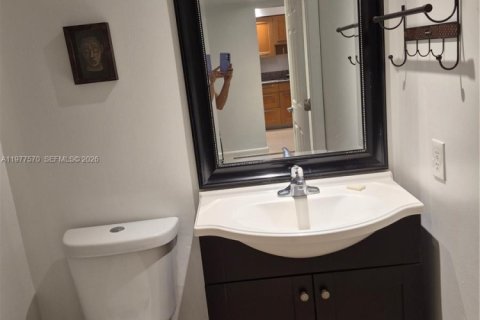 Condo in Tamarac, Florida, 2 bedrooms  № 2041976 - photo 10