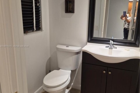 Condo in Tamarac, Florida, 2 bedrooms  № 2041976 - photo 11