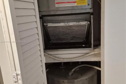 Condo in Tamarac, Florida, 2 bedrooms  № 2041976 - photo 28