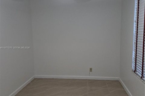 Condo in Tamarac, Florida, 2 bedrooms  № 2041976 - photo 26