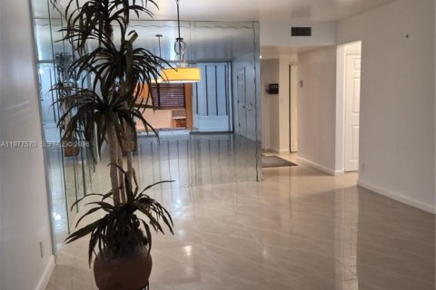 Condo in Tamarac, Florida, 2 bedrooms  № 2041976 - photo 8