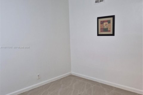 Condo in Tamarac, Florida, 2 bedrooms  № 2041976 - photo 16