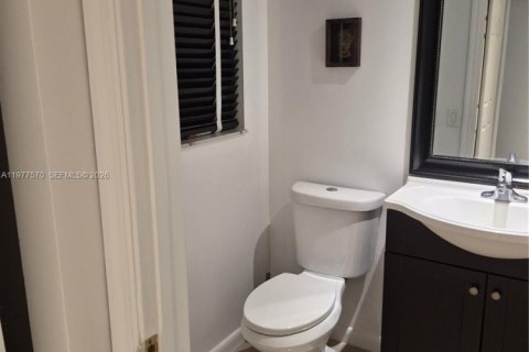 Condo in Tamarac, Florida, 2 bedrooms  № 2041976 - photo 14