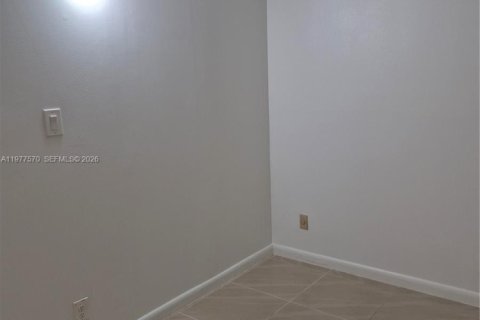 Condo in Tamarac, Florida, 2 bedrooms  № 2041976 - photo 17
