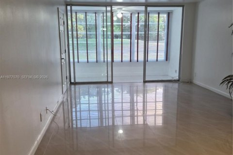 Condo in Tamarac, Florida, 2 bedrooms  № 2041976 - photo 9