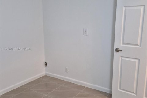 Condo in Tamarac, Florida, 2 bedrooms  № 2041976 - photo 18