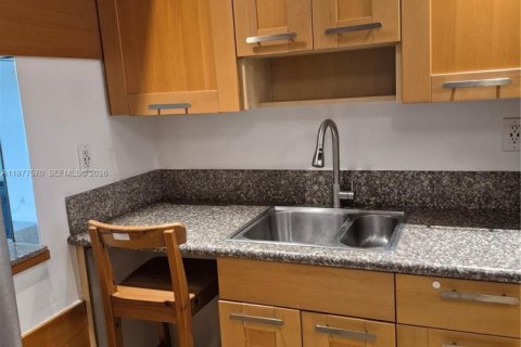 Condo in Tamarac, Florida, 2 bedrooms  № 2041976 - photo 5