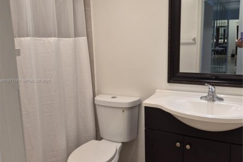 Condo in Tamarac, Florida, 2 bedrooms  № 2041976 - photo 20
